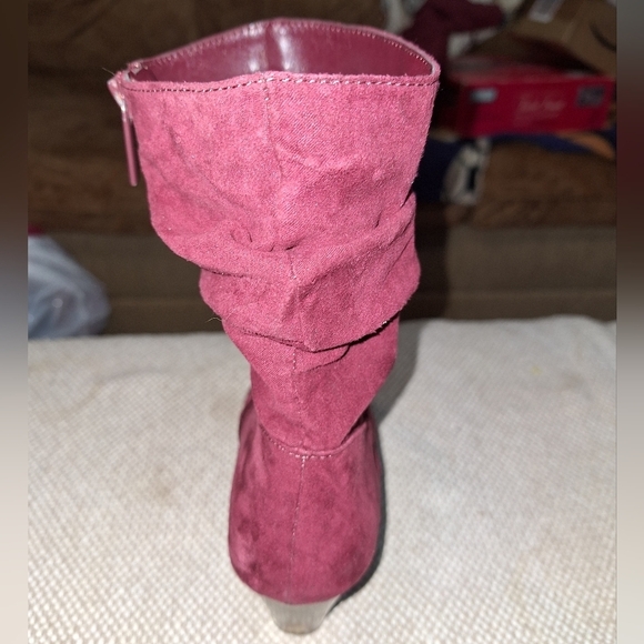 A pair of Kaari Blues Kensie burgundy booties in a ladies size 8.5. - Picture 12 of 12